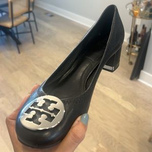 Tory Burch Amy Black Leather Silver Emblem Pumps Heels Size 9.5